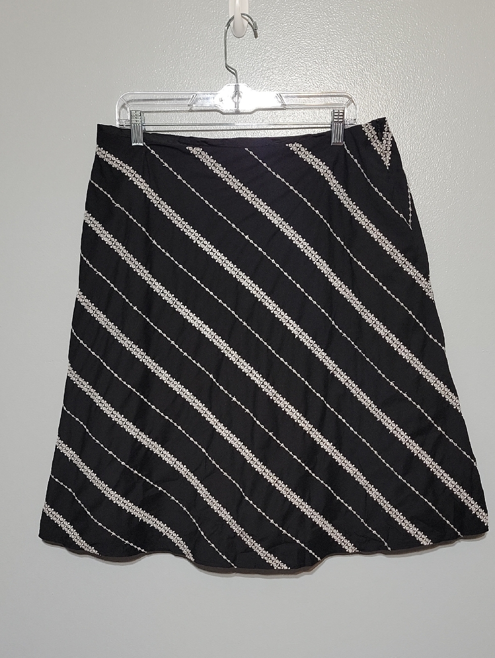 White House Black Market A-Line Black White Embroidered Lined Flowy Skirt Sz 14